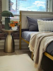 a bedroom with a bed and a table with a lamp at 2 BEDS Free Parking Right Where You Want to Be in Pittsburgh