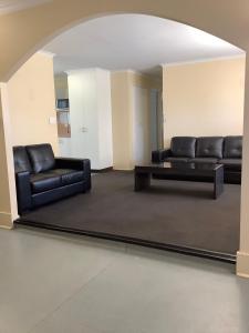 莫兰巴Quiet, Charming 3BR的客厅里有两张黑色皮沙发和一张桌子