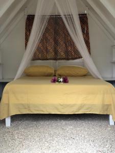 ein Schlafzimmer mit einem Himmelbett in der Unterkunft Fare Pū Tea in Rotoava + 25 Fotos