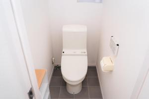 ein kleines Badezimmer mit weißer Toilette in einem Zimmer in der Unterkunft Green Field in Sasebo + 19 Fotos