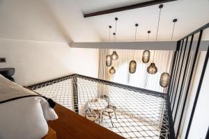 een hond in een kooi in een slaapkamer bij Maison Boheme Modern Apartment & Villa with Pool in Sanur in Sanur