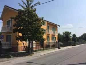 ドロネーロにあるBlanchi di Roascioの通路脇の黄色い建物