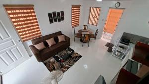 Kuchyň nebo kuchyňský kout v ubytování House Brown style + 15 fotografií