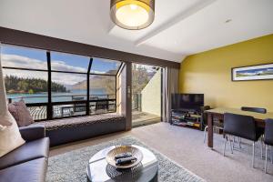 Televiisor ja/või meelelahutuskeskus majutusasutuses The Lodges 9 - Lake Front Views and Walk to Town