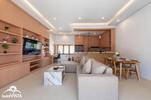 Bingin BeachにあるGovind Uluwatu Villa by Bukit Vistaのソファとテーブルのあるリビングルーム