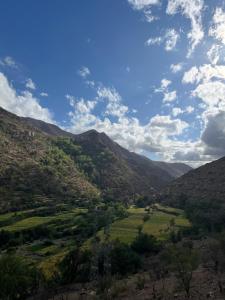- Vistas al valle de las montañas en دار اوليم, en Annoums