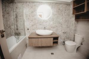 クルジュ・ナポカにあるWhite House Iris Cluj Napoca - Apartament 1の洗面台、トイレ、鏡のあるバスルーム +36枚の写真