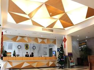 un vestíbulo con un árbol de Navidad y un gran techo en Super 8 Hotel Fuzhou Jinjishan, en Fuzhou