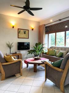 Μια τηλεόραση ή/και κέντρο ψυχαγωγίας στο Kandy - City Hideout Villa