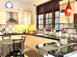 Η κουζίνα ή μικρή κουζίνα στο Kandy - City Hideout Villa +61 φωτογραφίες