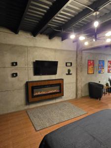 Una televisión o centro de entretenimiento en UriTess apartament industrial 17 fotos más