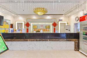un restaurante de comida rápida con un mostrador en una tienda en Kunlun Leju Business Hotel Kaifeng Gulou, en Kaifeng