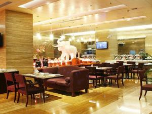 a restaurant with tables and chairs and a bar at Fuzhou Fuqing Ruixin Hotel in Fuzhou
