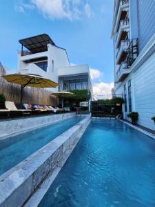 una piscina al centro di un edificio di My Son Boutique Hotel & Spa Hoi An a Hoi An
