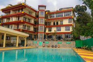 สระว่ายน้ำที่อยู่ใกล้ ๆ หรือใน The Himalayan Highland Dharamshala # Big Swimming Pool# Lawn # Pool Table # Kids Friendly # Family Friendly # Private Parking