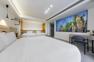 Giường trong phòng chung tại Zhangjiajie Longing Mountain B&B