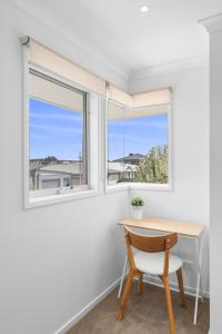 Un escritorio y una silla en una habitación con ventana. en 3BR Retreat Mount Duneed, en Grovedale