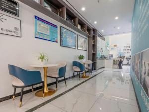 Un restaurante con una mesa y sillas en una habitación. en Xana Lite Anqing Yuexi Swan Squre Branch, en Yuexi
