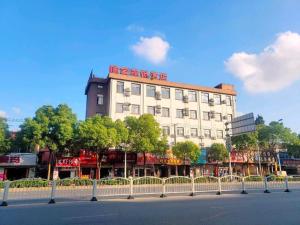 上海市にあるShanghai Jiejia hotelの白い大きな建物