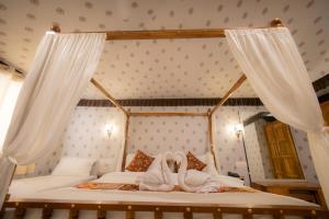 Giường trong phòng chung tại The Rawla Tent Resort & Spa