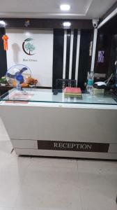 een toonbank in een winkel met een glazen blad bij Hotel chhaya in Aurangabad