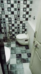 een badkamer met toilet en wastafel bij Hotel chhaya in Aurangabad