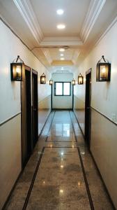 een hal met deuren en verlichting in een gebouw bij Hotel chhaya in Aurangabad