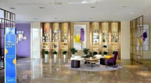 a lobby with a table and chairs in a building at Lavande Hotel·Yichun Wanda, High Speed Railway Station in Yichun
