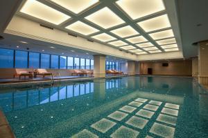 - une grande piscine dans un bâtiment doté d'un plafond dans l'établissement Regal Airport Hotel Xi'an, à Xianyang