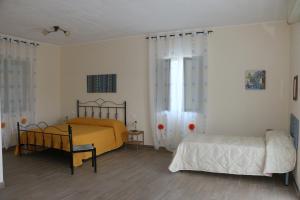 トレビザッチェにあるB&B Il Vignetoのベッドルーム1室(ベッド2台、窓付)