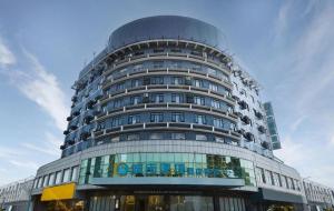 un grand bâtiment avec beaucoup de fenêtres dans l'établissement City Comfort Inn Huanggang Tuanfeng Passenger, à Luotian