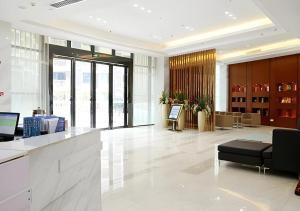 a lobby with a bar in a building at City Comfort Inn Lichuan Railway Station Tenglong Cave in Enshi