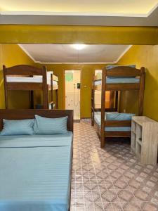 Postel nebo postele na pokoji v ubytování SandGrizz Tourist Inn + 4 fotografie