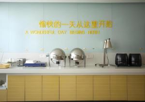 Kuchyň nebo kuchyňský kout v ubytování City Comfort Inn Huanggang Macheng Dujuan Huafu