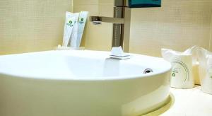 une salle de bain avec un lavabo blanc et un miroir dans l'établissement City Comfort Inn Guilin North Railway Station, à Guilin