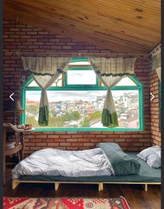 En eller flere senge i et værelse på Vũ Homestay Đà Lạt