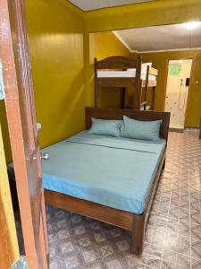 Postel nebo postele na pokoji v ubytování SandGrizz Tourist Inn