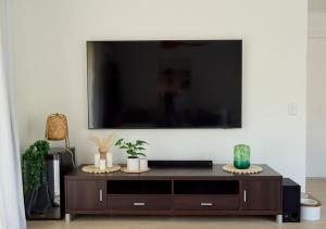 Μια τηλεόραση ή/και κέντρο ψυχαγωγίας στο Renovated Family Retreat Pet Friendly