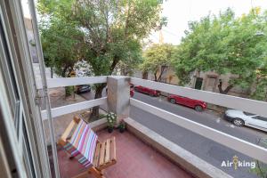 einen Balkon mit Stühlen und Straßenblick in der Unterkunft Monoambiente en ubicación estratégica in Santa Fe