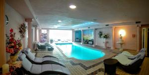 Conco的住宿－La Bocchetta Romantic Spa Hotel e Ristorante，在酒店房间的一个大型游泳池