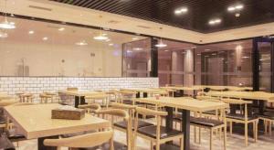 a dining room with tables and chairs in a restaurant at Borrman Hotel Dongguan Zhongtang in Dongguan