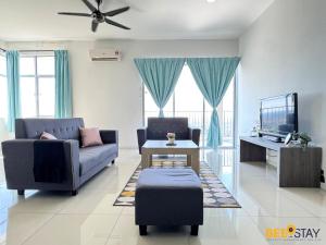un salon avec deux canapés et une télévision dans l'établissement Taiping Crystal Creek Condo Pool Gym Netflix 8-9PAX, à Taiping