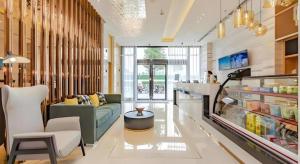 un soggiorno con un divano e un tavolo di City Comfort Inn Chengdu Southwest University of Finance and Economics Wansheng Metro Station a Chengdu