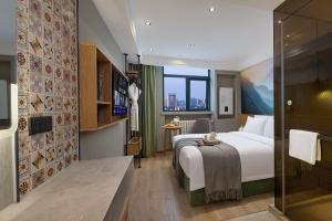 Ένα ή περισσότερα κρεβάτια σε δωμάτιο στο Qiuguo Hotel, Beijing West Railway Station Liuliqiao East Subway Station