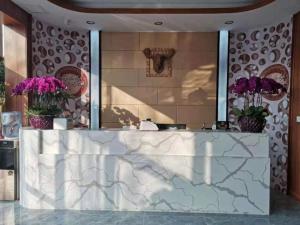 Ο χώρος του λόμπι ή της ρεσεψιόν στο Pai Hotel Baoding Dingxing Children’s Normal School