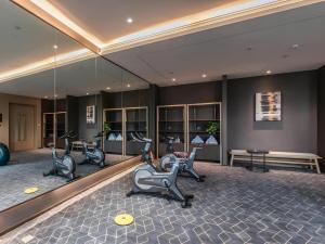 una palestra con due cyclette in una stanza di GreenTree Eastern Hotel Nanning Wuxiang Hangyang City a Nanning