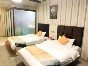 HuainanにあるShell Hotel Anhui Huainan Tianjia'an District Longhu Nan Roadのベッドが2つと大きな窓があるホテルの部屋