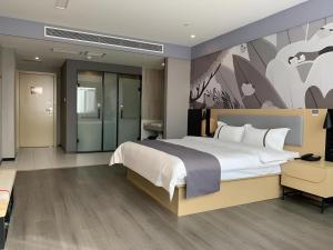 a bedroom with a large white bed and a wall at Thank Inn Ningxia Yinchuan Helan County Ningxia Jiaotong School in Yinchuan