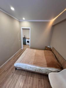 Ένα ή περισσότερα κρεβάτια σε δωμάτιο στο Назарбаева 77