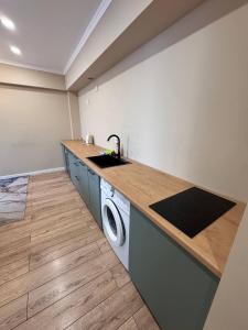 Η κουζίνα ή μικρή κουζίνα στο Назарбаева 77